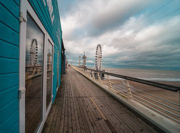 Auf dem Pier in Scheveningen mit Blick auf das Riesenrad - langsame Belichtungszeit von Jolanda Aalbers