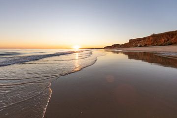 Zonsondergang op het zandstrand Praia da Falésia. Kliffen Roze bloemen bij Albufeira, Portugal van Fotos by Jan Wehnert