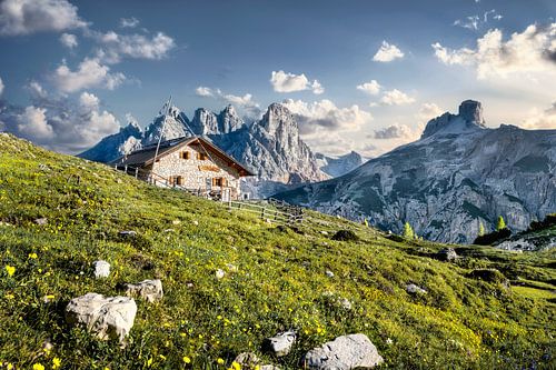 Idyllische hut op de alpenweide bij de drie toppen in de Dolomieten