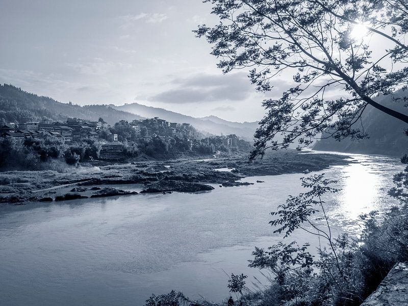 Zonsopgang op de Shijiang river, China, nabij Sanjiang, Guillin van Ruurd Dankloff