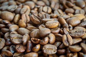roasted coffee beans by Heiko Kueverling