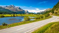 De rivier de Inn die stroomt naar het meer van Sils (Engadin, Graubünden, Zwitserland)