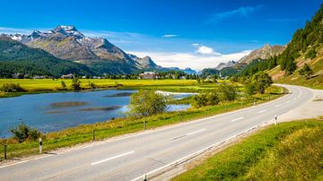 De rivier de Inn die stroomt naar het meer van Sils (Engadin, Graubünden, Zwitserland) van Chris Rinckes