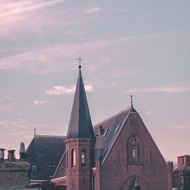 Haarlemse kerk in oranje-rood zonlicht van Mick van Hesteren