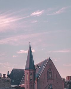 Haarlemer Kirche im orange-roten Sonnenlicht von Mick van Hesteren