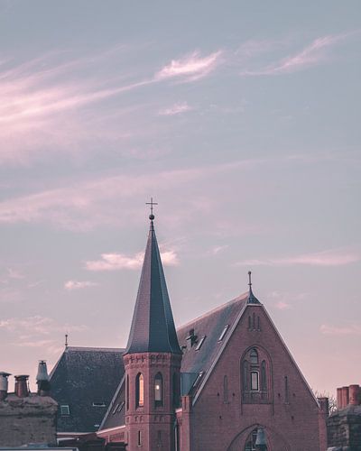 Haarlemse kerk in oranje-rood zonlicht