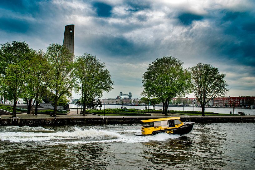 Speeding on the river by Björn Massuger