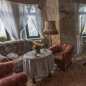 Woonkamer in een verlaten boerderij. van Het Onbekende