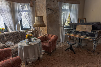 Wohnzimmer in einem verlassenen Bauernhaus.