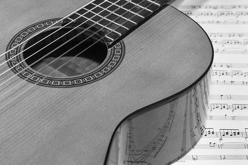 Gitaar op bladmuziek van opzij