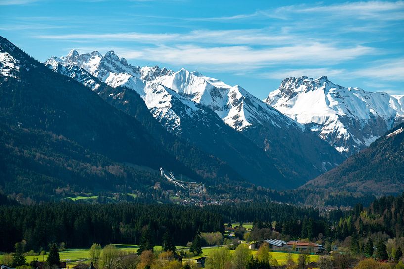 Tremplin de saut à ski à Oberstdorf avec les montagnes de l'Allgäu par Leo Schindzielorz