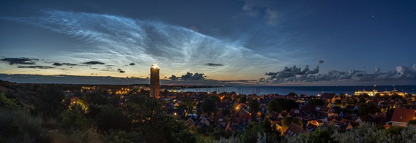 Panorama met lichtende nachtwolken boven West-Terschelling van Marjolein van Roosmalen