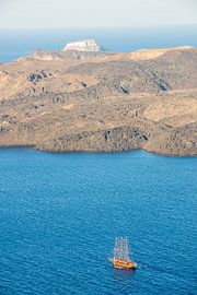 Dreimaster auf der Insel Nea Kameni bei Santorin, Griechenland von Jan Fritz