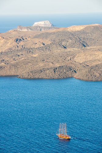 Driemaster bij het eiland Nea Kameni nabij Santorini, Griekenland