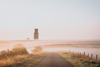 Plompe toren in de mist.