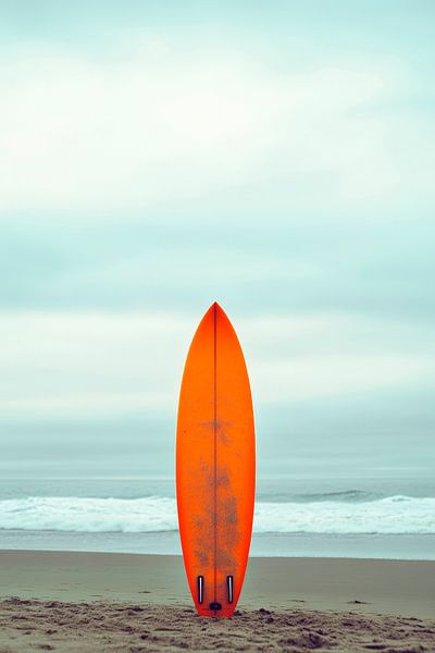 Surfplank op het strand bij schemering van Poster Art Shop