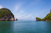 Felsige tropische Insel in einem blauen Meer in der Pang Nga Bucht, Thailand von Tjeerd Kruse Miniaturansicht