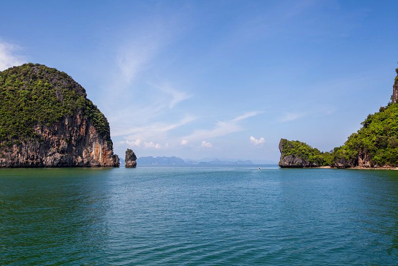 Île tropicale rocheuse dans une mer bleue dans la baie de Pang Nga, Thaïlande par Tjeerd Kruse