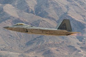 Décollage d'un F-22 Raptor lors du spectacle aérien Aviation Nation à Nellis AFB en 2016.  Un avion 