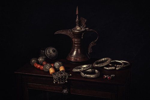 Stilleven met Arabische theekan, potjes en sieraden.