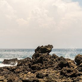 Rotsen en de zee, Ambon, Molukken, Indonesië van Zero Ten Studio