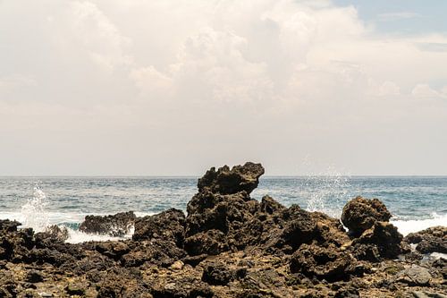 Rotsen en de zee, Ambon, Molukken, Indonesië