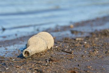 Rubbish on the banks of the Elbe by Heiko Kueverling