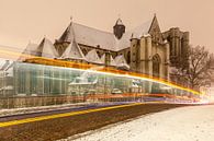 Die Sankt-Michael-Kirche in Gent bei Schneefall und mit Lichtstreifen von einem vorbeifahrenden Bus von Marcel Derweduwen Miniaturansicht