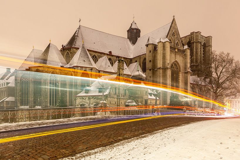 Die Sankt-Michael-Kirche in Gent bei Schneefall und mit Lichtstreifen von einem vorbeifahrenden Bus von Marcel Derweduwen