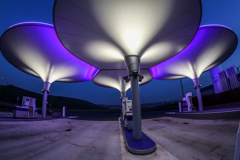 futuristisch tankstation von peterheinspictures
