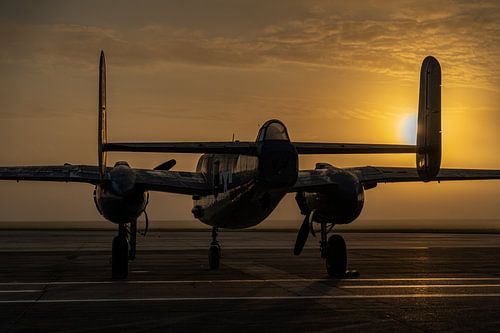 North American B-25 Mitchell au lever du soleil à l'aéroport Ellington de Houston, Texas.