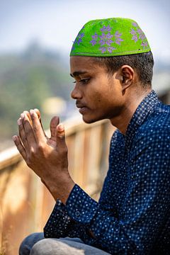 Een Islamitische jongen aan het bidden van Steven World Traveller