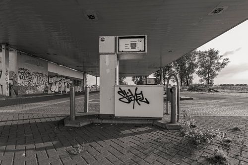Abandoned petrol station on motorway towards Germany by Humphry Jacobs