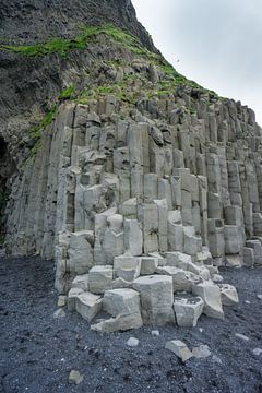 Islande - Colonnes de basalte sur la plage de sable noir de Vik au sud sur adventure-photos