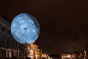 Auf der Graslei gibt es einen beleuchteten Mond von Marcel Derweduwen