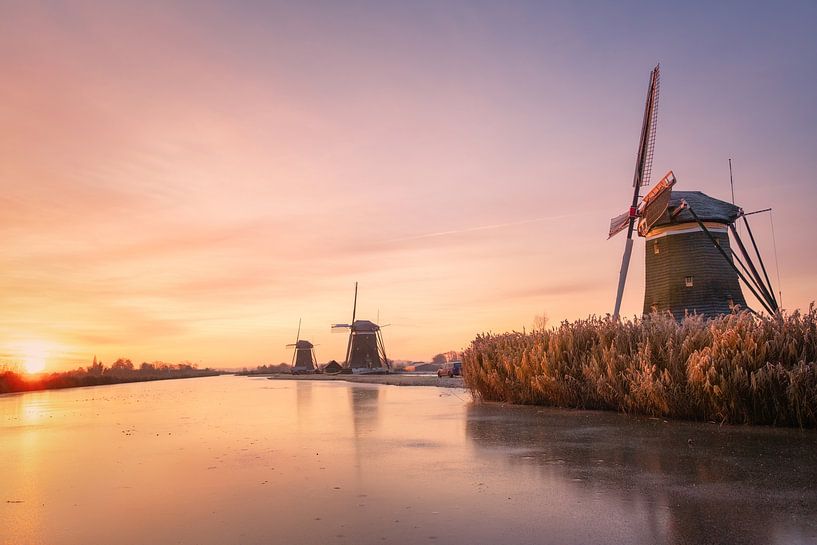 Drie molens langs een bevroren vaart tijdens een winterse zonsopkomst van iPics Photography