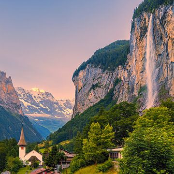 Zonsopkomst in Lauterbrunnen, Zwitserland van Henk Meijer Photography