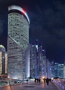 Beeindruckende Wolkenkratzer in Shanghai während der Dämmerung von Tony Vingerhoets