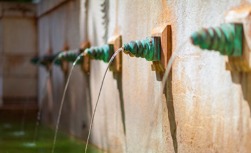 De minuscules fontaines dans le mur par Yevgen Belich