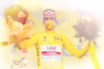 Tadej Pogacar verovert de gele trui