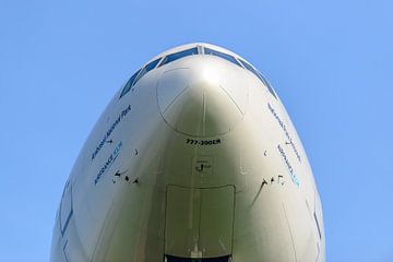Close-up van de neus van KLM Boeing 777-300 (PH-BVD). van Jaap van den Berg