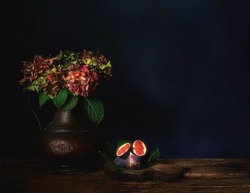 Nature morte d'automne avec hortensias et figues. sur Saskia Dingemans Awarded Photographer