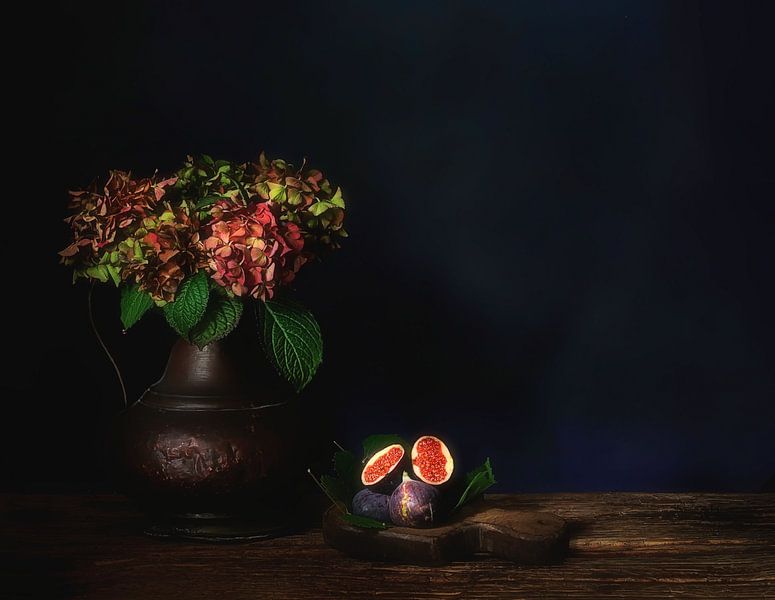 Herbstliches Stilleben mit Hortensien und Feigen . von Saskia Dingemans Awarded Photographer