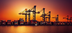Container Hafen mit Kränen bei Sonnenuntergang Illustration