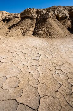 Zandvormen in Bardenas Reales (Spanje) van Kees Kroon
