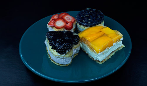 Fruittaartje met yoghurtroom, koekje en vers fruit