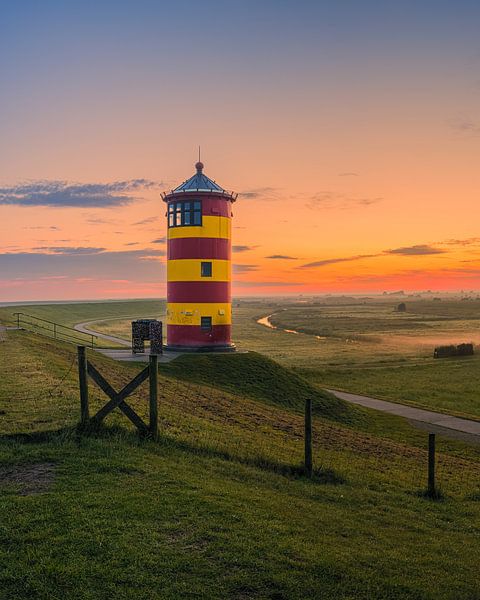 Sonnenaufgang am Pilsumer Leuchtturm von Henk Meijer Photography