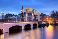 Magere brug blauwe uur