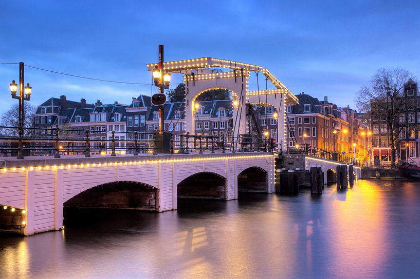 Magere brug blauwe uur van Dennis van de Water