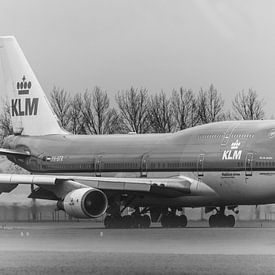 Taxiënde KLM Boeing 747-400 passagiersvliegtuig. van Jaap van den Berg